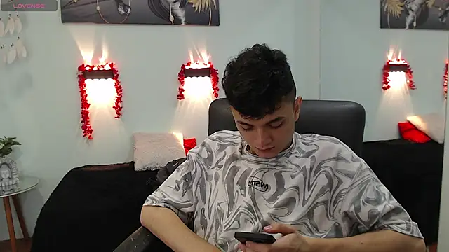 Snapshot of Waturox chatting on February 24, 7:41 pm Waturox online show from February 24, 7:41 pm