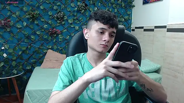 Snapshot of Waturox chatting on February 25, 7:25 pm Waturox online show from February 25, 7:25 pm