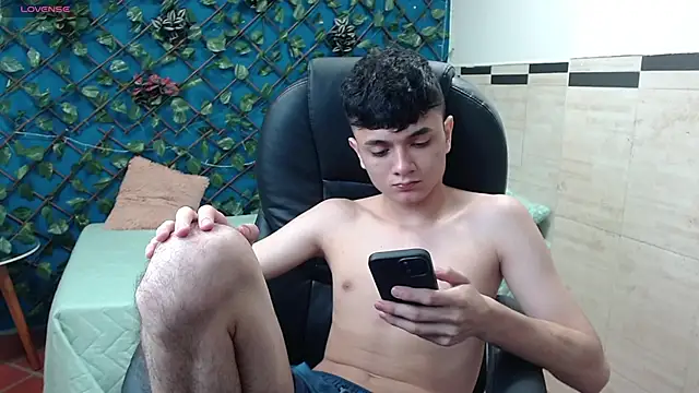 Snapshot of Waturox chatting on February 25, 10:29 pm Waturox online show from February 25, 10:29 pm