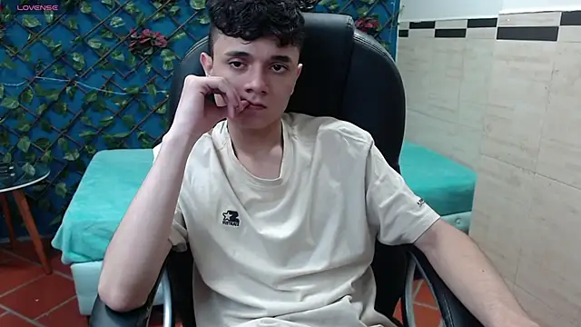 Snapshot of Waturox chatting on March 1, 7:26 pm Waturox online show from March 1, 7:26 pm