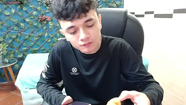 Snapshot of Waturox chatting on March 4, 10:27 pm Waturox online show from March 4, 10:27 pm