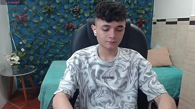 Snapshot of Waturox chatting on March 13, 6:45 pm Waturox online show from March 13, 6:45 pm