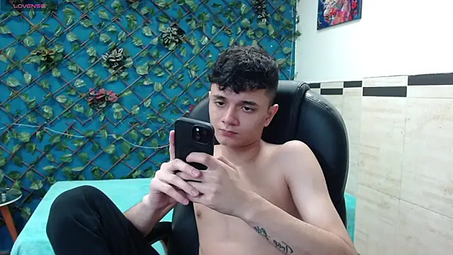 Snapshot of Waturox chatting on March 17, 7:37 pm Waturox online show from March 17, 7:37 pm