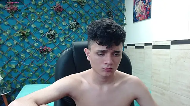 Snapshot of Waturox chatting on March 17, 10:38 pm Waturox online show from March 17, 10:38 pm