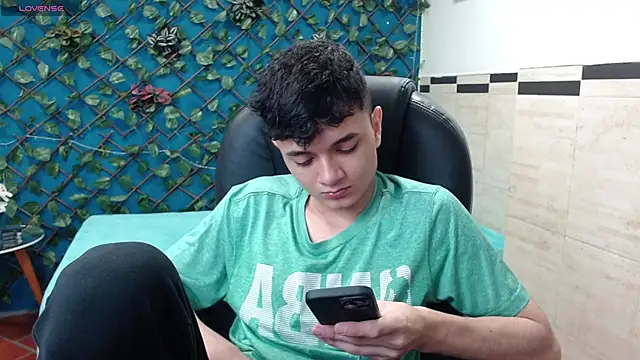 Snapshot of Waturox chatting on March 18, 6:48 pm Waturox online show from March 18, 6:48 pm