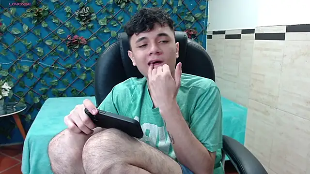 Snapshot of Waturox chatting on March 18, 9:53 pm Waturox online show from March 18, 9:53 pm