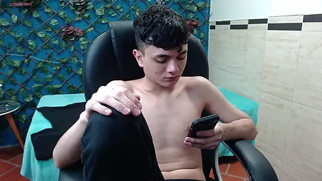 Snapshot of Waturox chatting on March 21, 7:13 pm Waturox online show from March 21, 7:13 pm