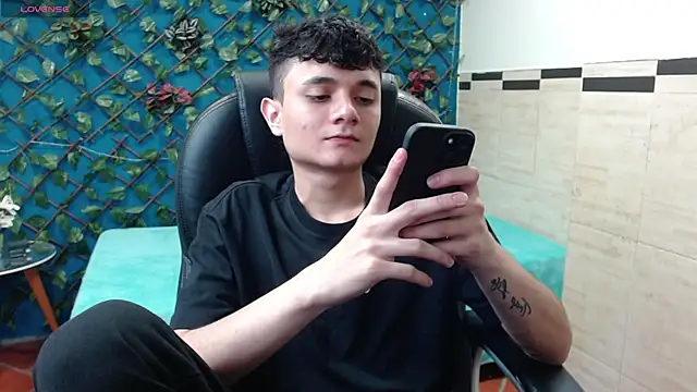 Snapshot of Waturox chatting on March 22, 7:09 pm Waturox online show from March 22, 7:09 pm