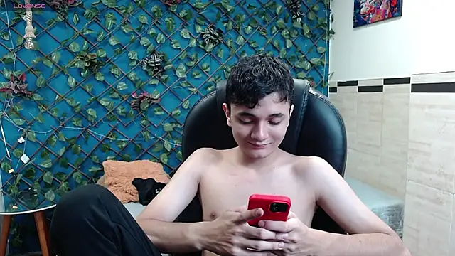 Snapshot of Waturox chatting on October 3, 7:44 pm Waturox online show from October 3, 7:44 pm