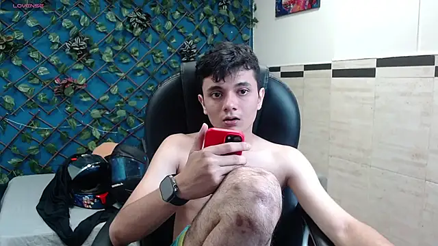 Snapshot of Waturox chatting on October 6, 7:44 pm Waturox online show from October 6, 7:44 pm