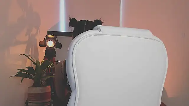 nahiapaws online show from September 12, 8:53 pm