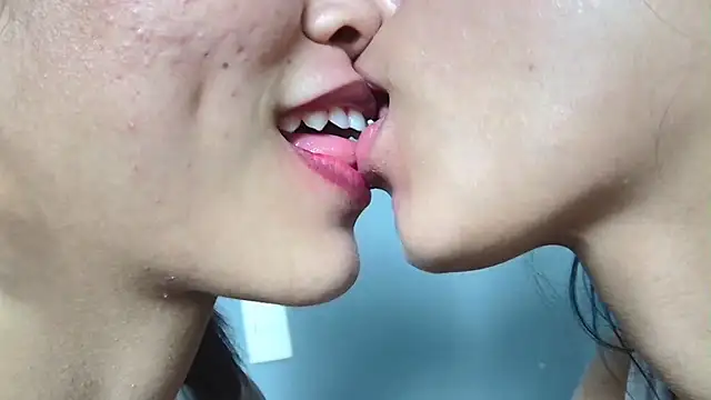 strawberrymia68 online show from February 8, 7:27 pm