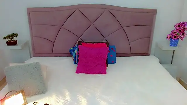 Snapshot of laura_sweett120 chatting on February 7, 4:06 am laura sweett120 online show from February 7, 4:06 am