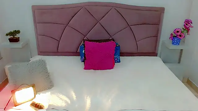 Snapshot of laura_sweett120 chatting on February 12, 4:01 am laura sweett120 online show from February 12, 4:01 am