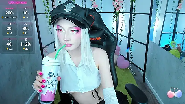 LilithLin online show from December 6, 9:57 pm