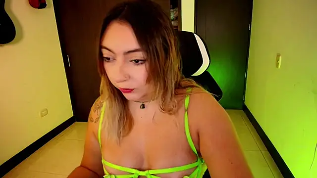 Snapshot of miaawild chatting on December 5, 2:47 pm miaawild online show from December 5, 2:47 pm