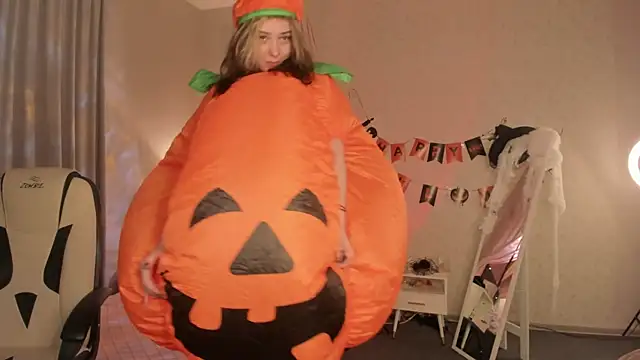 Vanessa Walters online show from October 31, 3:07 am