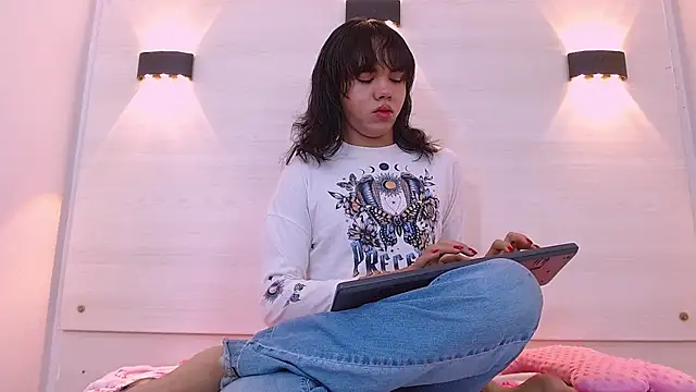 AndreaGil  online show from November 8, 10:48 am