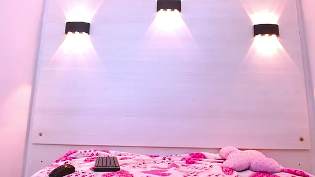 AndreaGil  online show from November 11, 12:05 pm