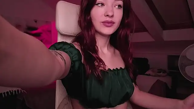 Snapshot of MiaRouge chatting on October 14, 2:23 am MiaRouge online show from October 14, 2:23 am