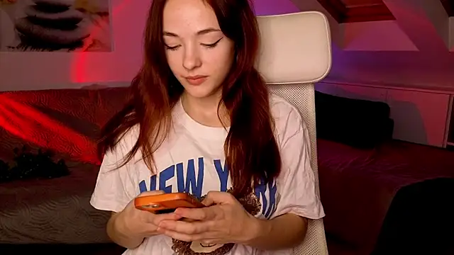 Snapshot of MiaRouge chatting on October 21, 5:02 pm MiaRouge online show from October 21, 5:02 pm