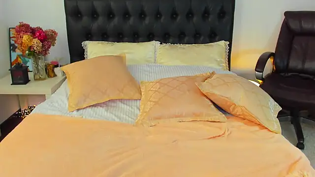 Snapshot of Goddess_Squirt_ chatting on October 16, 3:18 am Goddess Squirt online show from October 16, 3:18 am