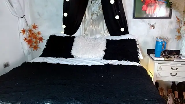 Snapshot of Kyara_Queen chatting on October 4, 7:01 pm Kyara Queen online show from October 4, 7:01 pm