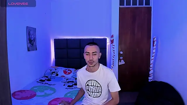 Snapshot of steven_hott8 chatting on December 15, 3:13 am steven hott8 online show from December 15, 3:13 am