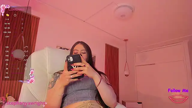 Snapshot of TiffanyWright chatting on February 14, 1:18 pm TiffanyWright online show from February 14, 1:18 pm