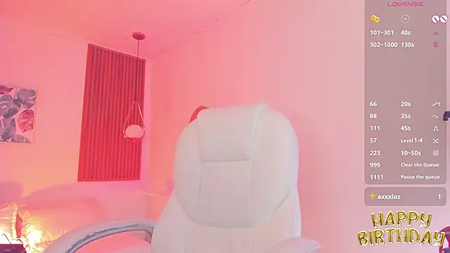 Snapshot of TiffanyWright chatting on October 20, 12:16 pm TiffanyWright online show from October 20, 12:16 pm