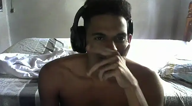 Snapshot of RenziTatte chatting on December 12, 1:39 pm RenziTatte online show from December 12, 1:39 pm