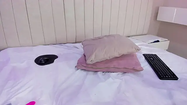 Littleolivia  online show from January 20, 7:25 pm