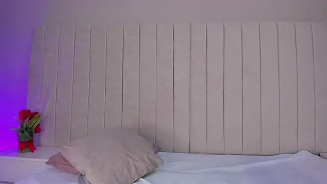 Littleolivia  online show from January 22, 4:02 pm