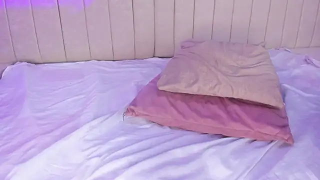 Littleolivia  online show from January 24, 7:07 pm