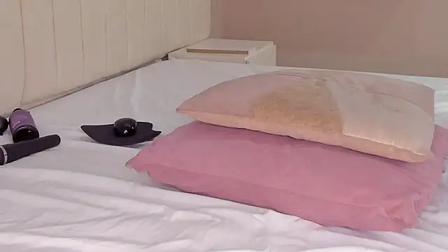 Littleolivia  online show from February 25, 7:47 pm