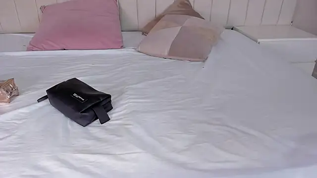 Littleolivia  online show from February 26, 1:08 pm