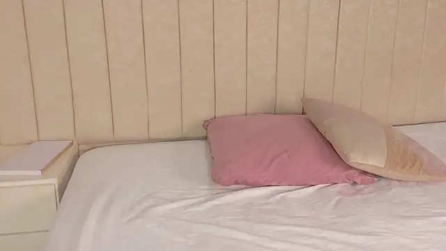 Littleolivia  online show from March 18, 1:31 pm