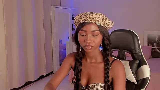 SavannahWildee online show from December 5, 8:55 pm