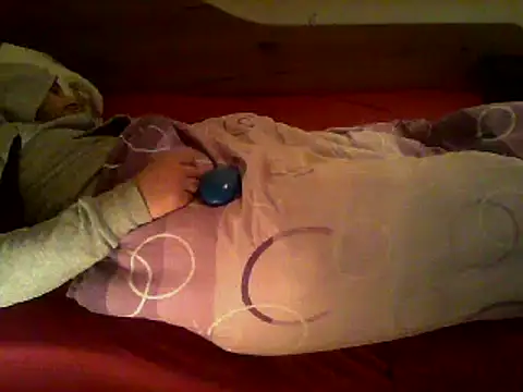 Snapshot of eblata04 chatting on December 25, 4:01 am eblata04 online show from December 25, 4:01 am