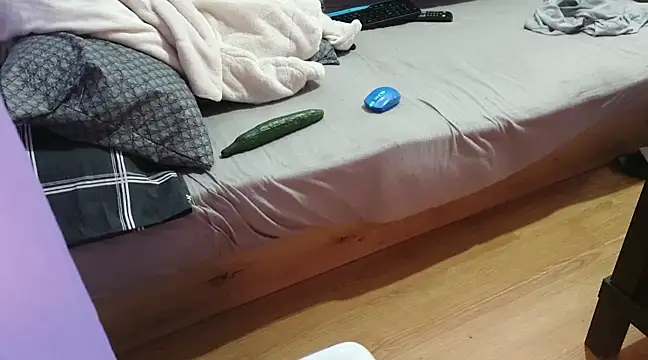 Snapshot of eblata04 chatting on March 4, 3:44 am eblata04 online show from March 4, 3:44 am