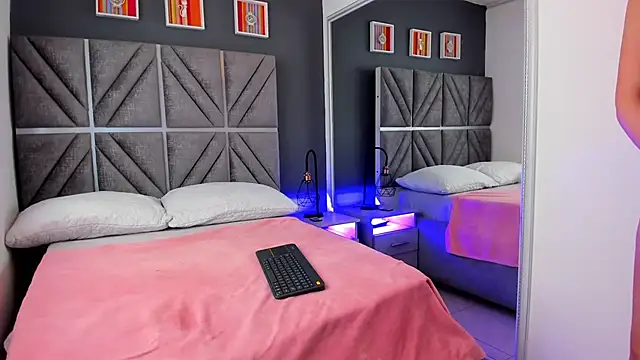 Snapshot of Laura_Dicardy chatting on January 29, 2:10 pm Laura Dicardy online show from January 29, 2:10 pm