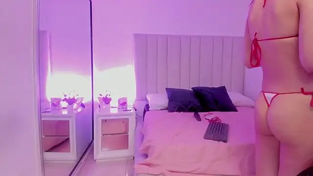 Snapshot of Laura_Dicardy chatting on March 8, 3:56 pm Laura Dicardy online show from March 8, 3:56 pm