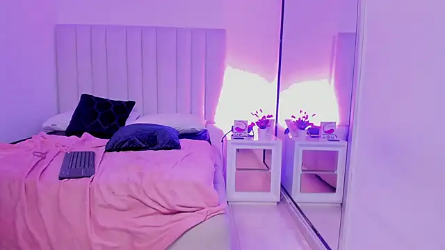 Snapshot of Laura_Dicardy chatting on March 15, 3:16 pm Laura Dicardy online show from March 15, 3:16 pm