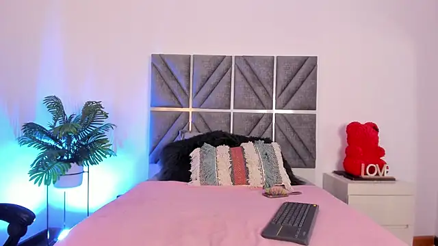 Snapshot of Laura_Dicardy chatting on September 22, 7:27 pm Laura Dicardy online show from September 22, 7:27 pm