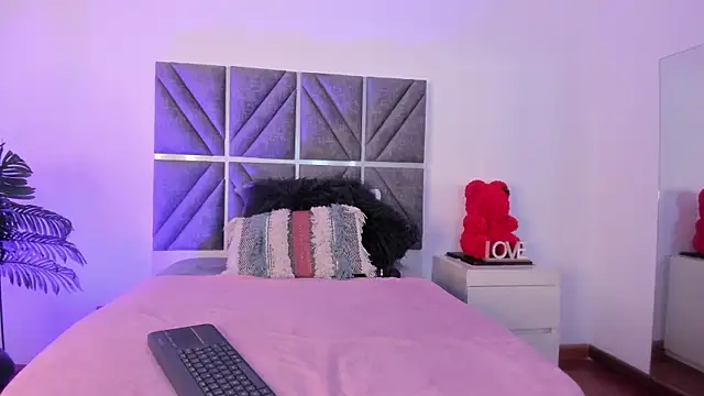 Snapshot of Laura_Dicardy chatting on September 26, 7:40 pm Laura Dicardy online show from September 26, 7:40 pm