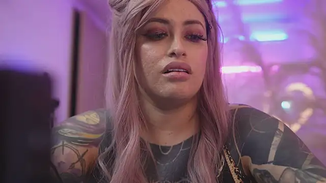 Snapshot of angelacianuro_ chatting on November 20, 1:06 am angelacianuro online show from November 20, 1:06 am