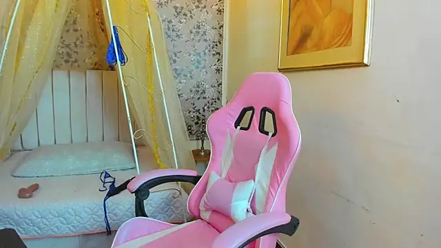 Snapshot of agatha_rusell_ chatting on February 6, 3:59 am agatha rusell online show from February 6, 3:59 am