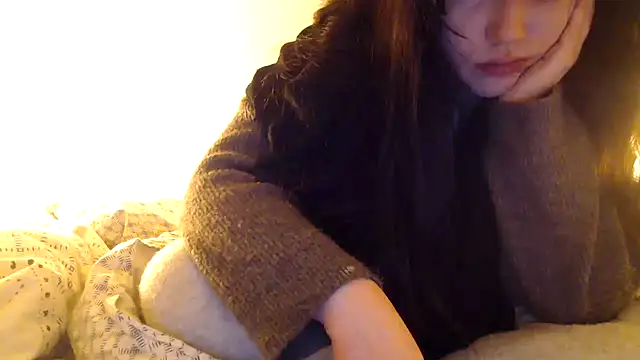 Lynylou online show from December 3, 8:05 am