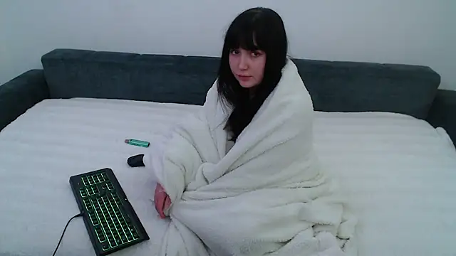 Lynylou online show from December 13, 6:49 pm