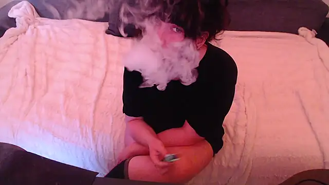 Lynylou online show from December 18, 1:02 pm